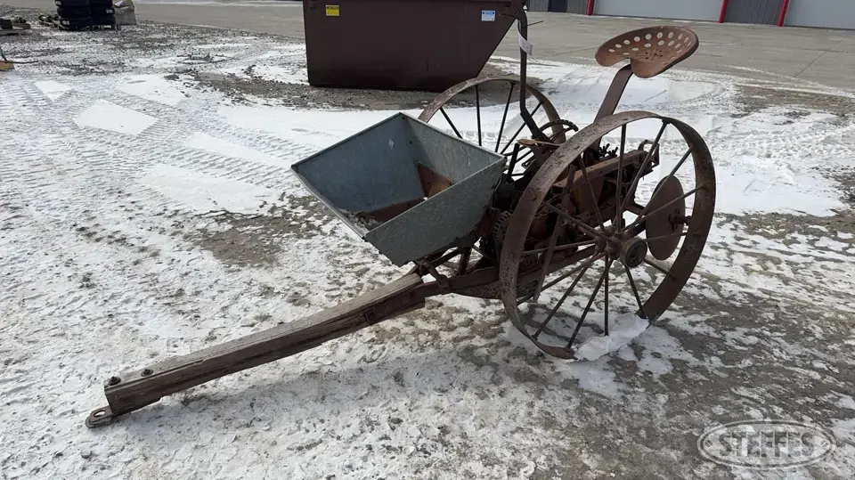 Single row potato planter