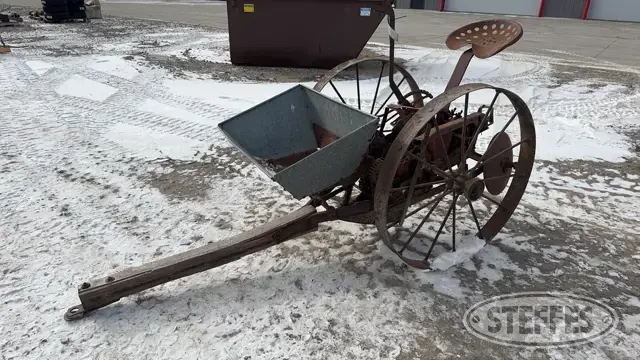 Single row potato planter