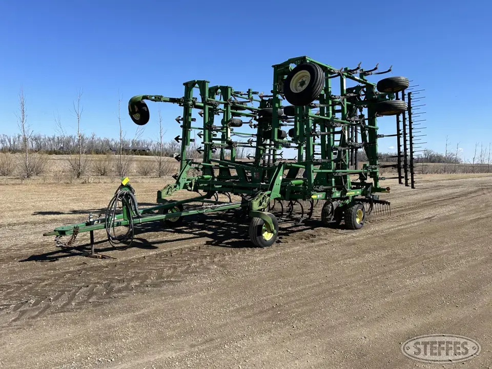 2000 John Deere 2200 Field Cultivator