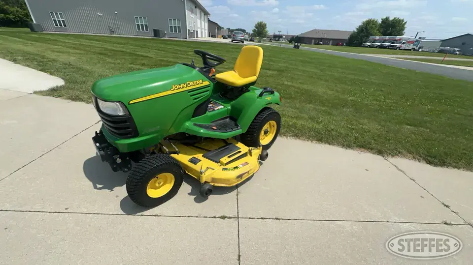 John Deere X485 Lawn Tractor