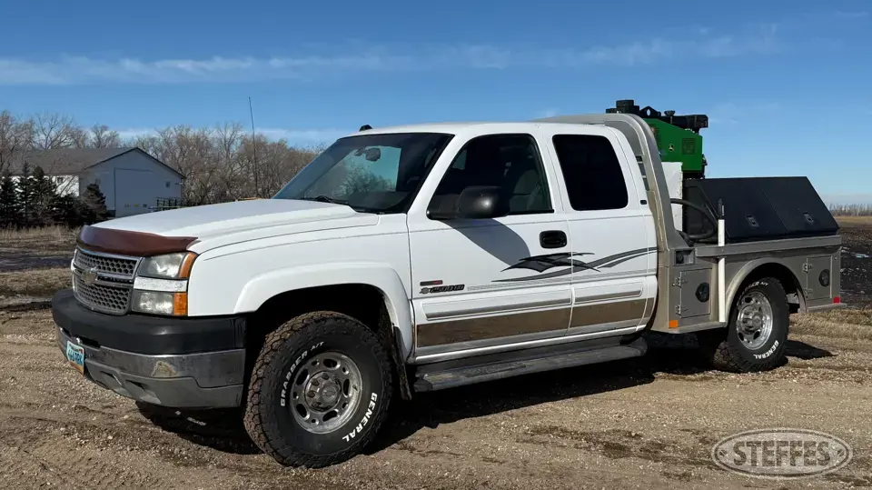 2005 Chevrolet Silverado 2500HD Flatbed Truck