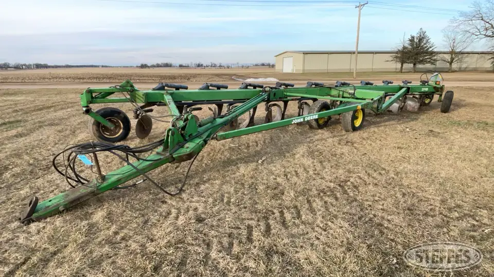 John Deere 3710 Plow