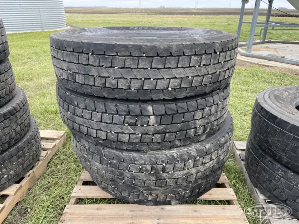 (4) Hankook 11R22.5 tires Truck Tire