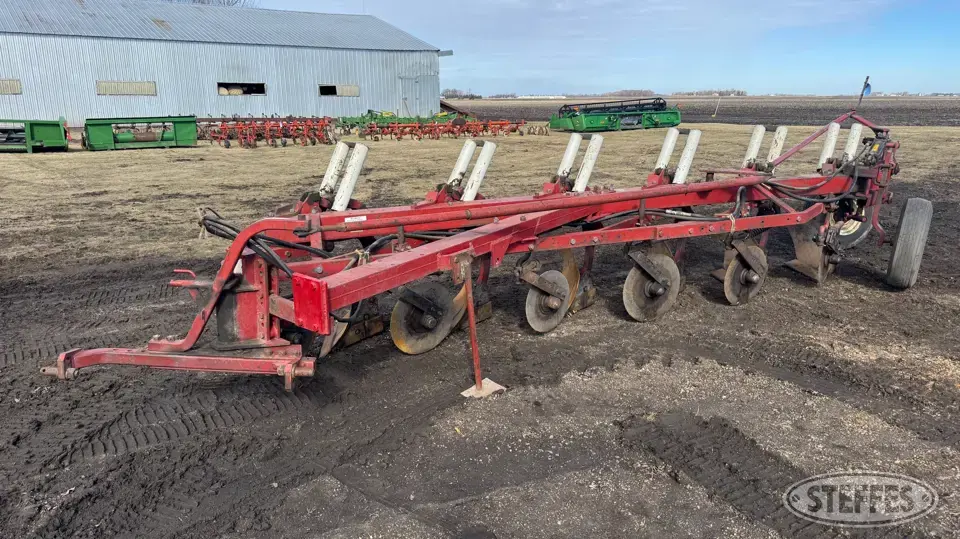 International 700 Automatic Plow