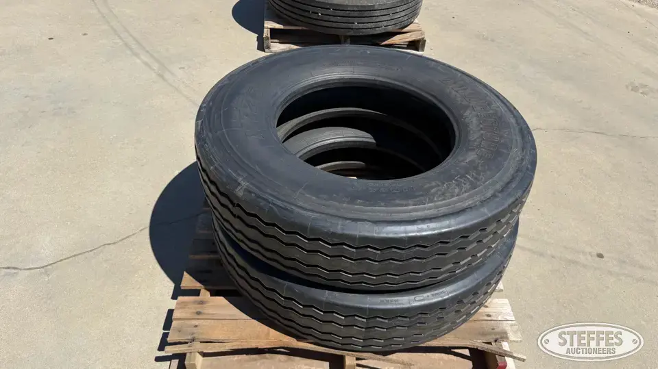 (2) Bridgestone M726 11R22.5 tires Truck Tire