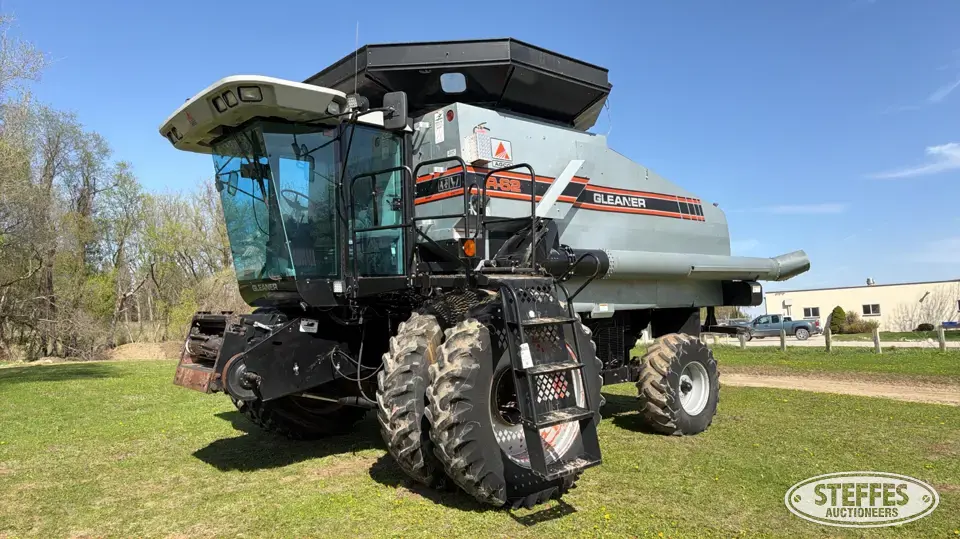 1996 Gleaner R-62 Combine