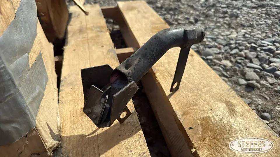 (32) Fertilizer brackets Farm Support Item