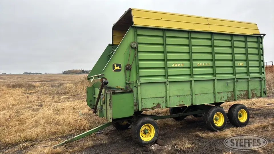 John Deere 716 Forage Wagon
