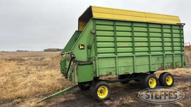 John Deere 716
