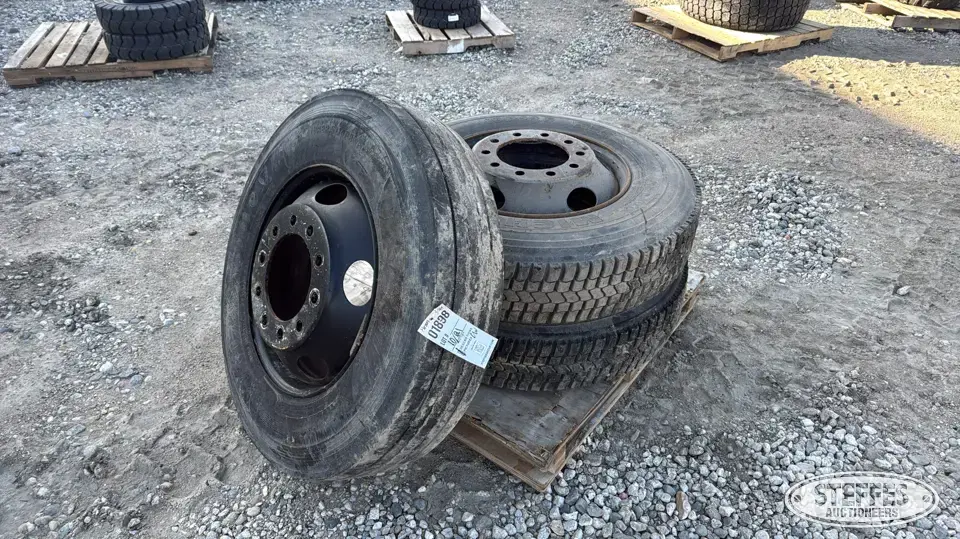 (3) 10R22.5 wheels Truck Tire