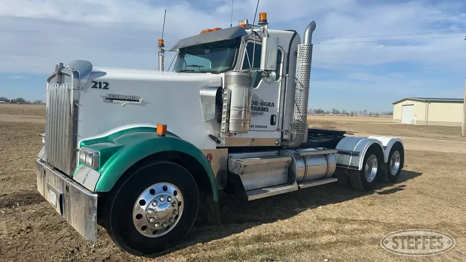 2012 Kenworth W900L Conventional Truck without Sleeper