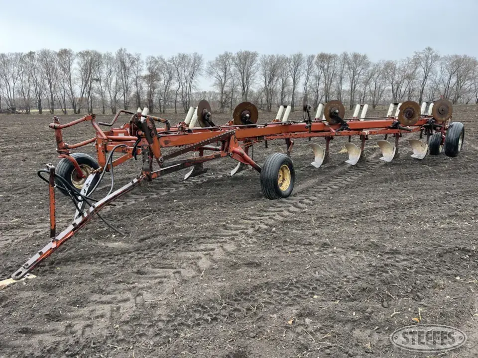 International 700 Automatic Plow