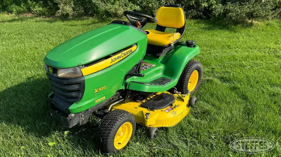 John Deere X320 Lawn Tractor