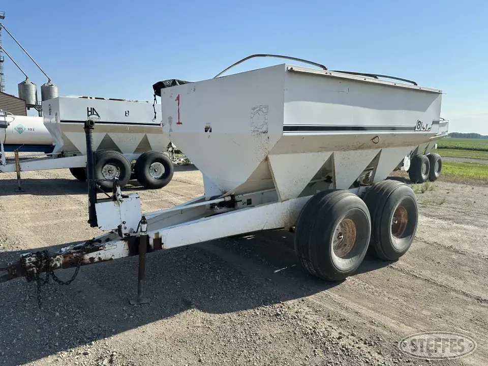 Willmar 800 Pull-Type Dry Spreader