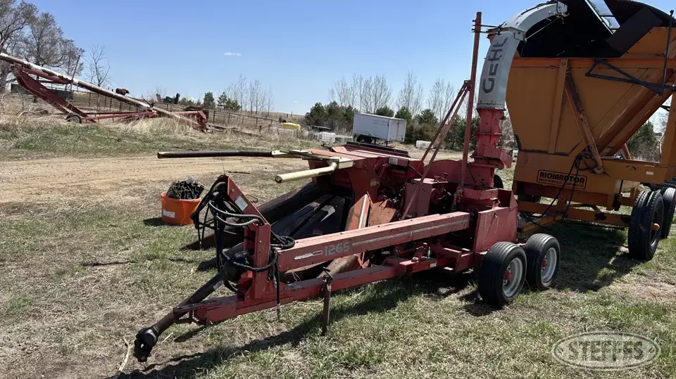 Gehl CB1265 Pull-Type Harvester