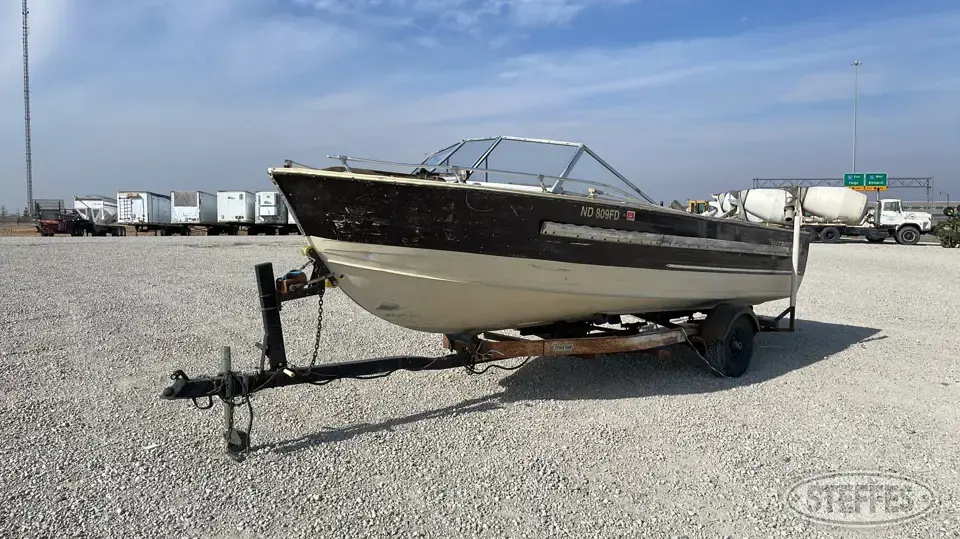 1983 Crestliner 22S Sabre Boat