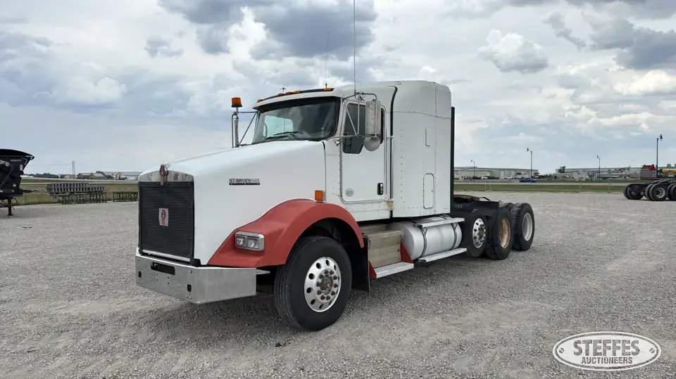 2012 Kenworth T800 Conventional Truck with Sleeper