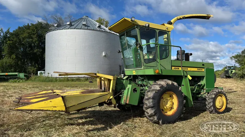 1992 John Deere 5200 Self-Propelled Harvester