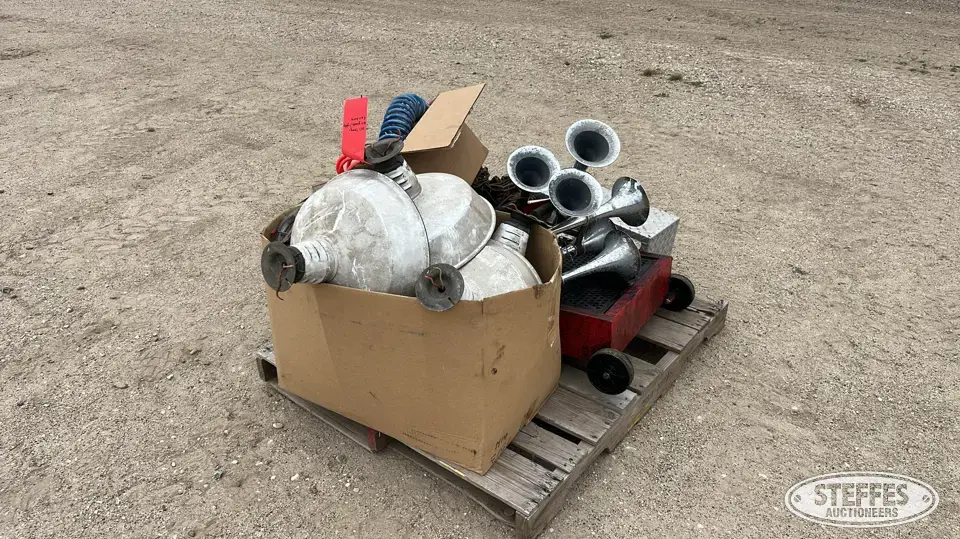 Assorted truck parts Truck-Trailer Part