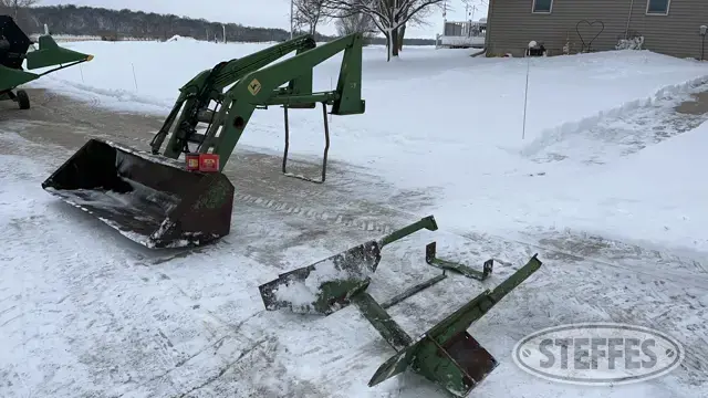 John Deere 158 Loader