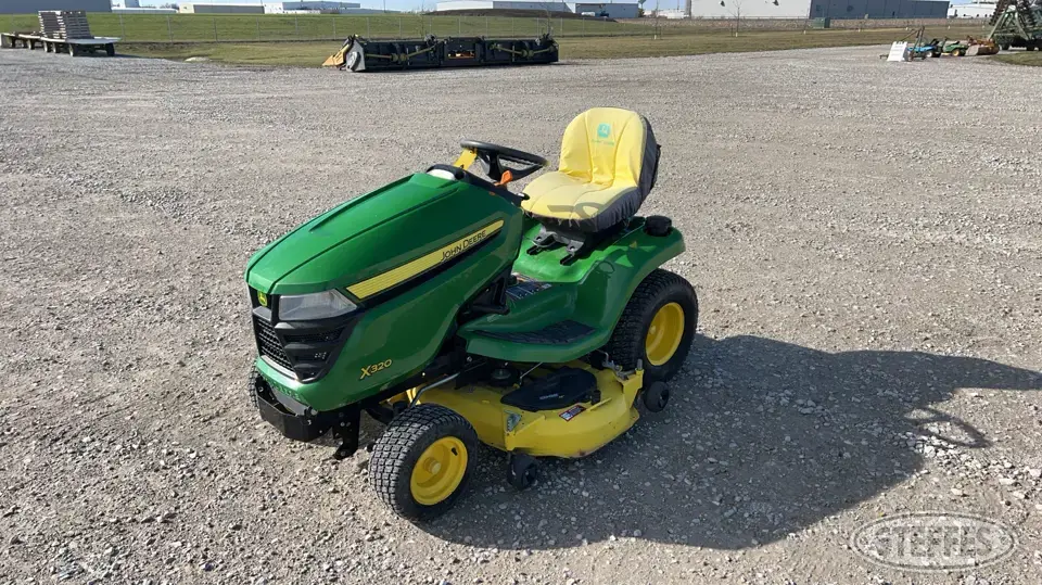2015 John Deere X320 Lawn Tractor
