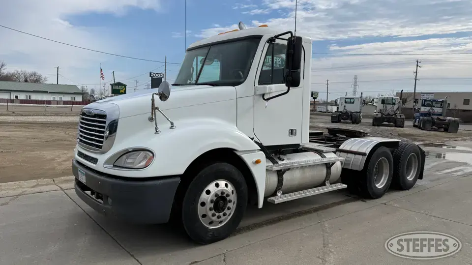 2005 Freightliner Columbia 120 Conventional Truck without Sleeper