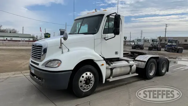 2005 Freightliner Columbia 120