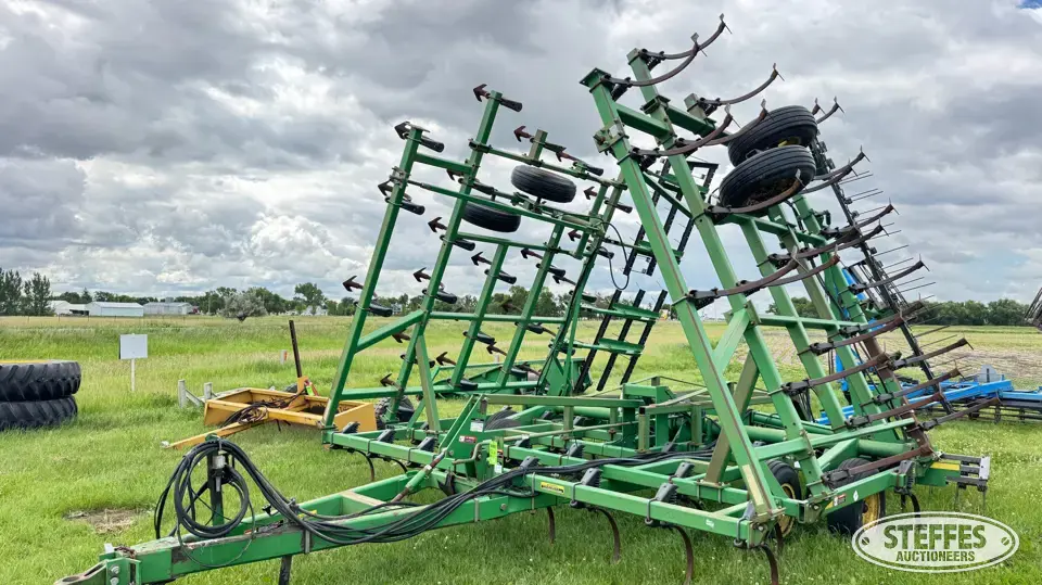 John Deere 980 Field Cultivator