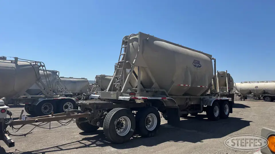 1995 Heil 905 cu. ft. Pneumatic Trailer