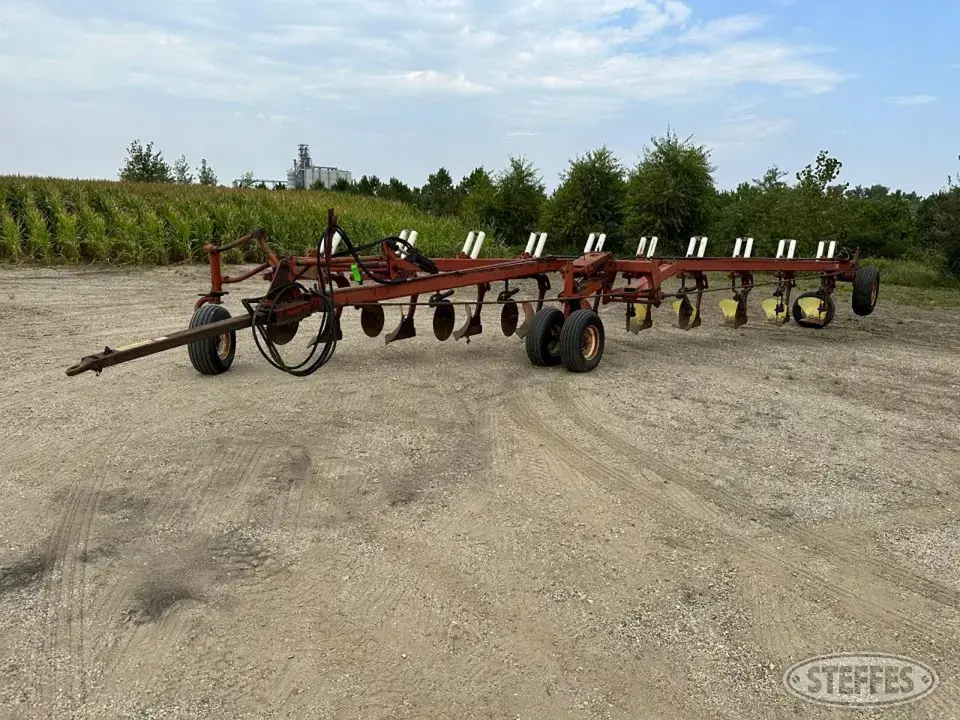 International 700 Plow