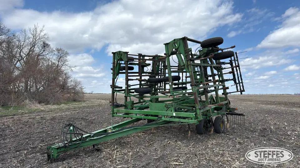 John Deere 685 Chisel Plow