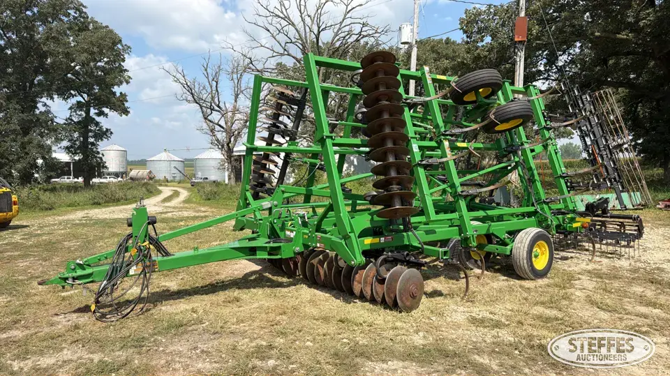 John Deere 2310 Soil Finisher