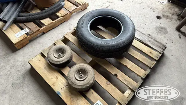 Carlisle 205/75R14 tire