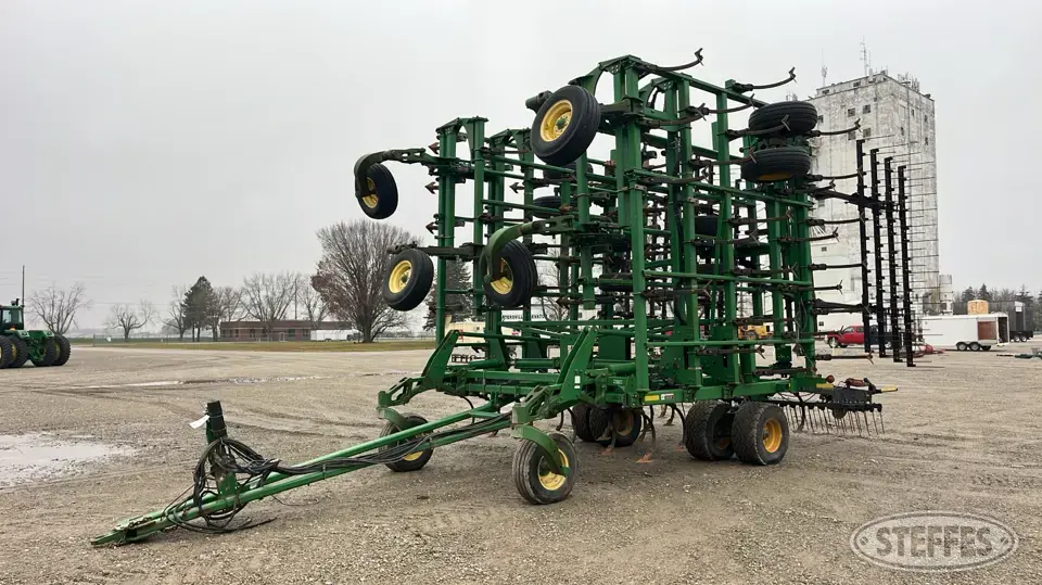 2005 John Deere 2210 Field Cultivator