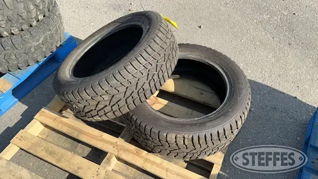 (2) Sumitomo 225/55R17 studden snow tires