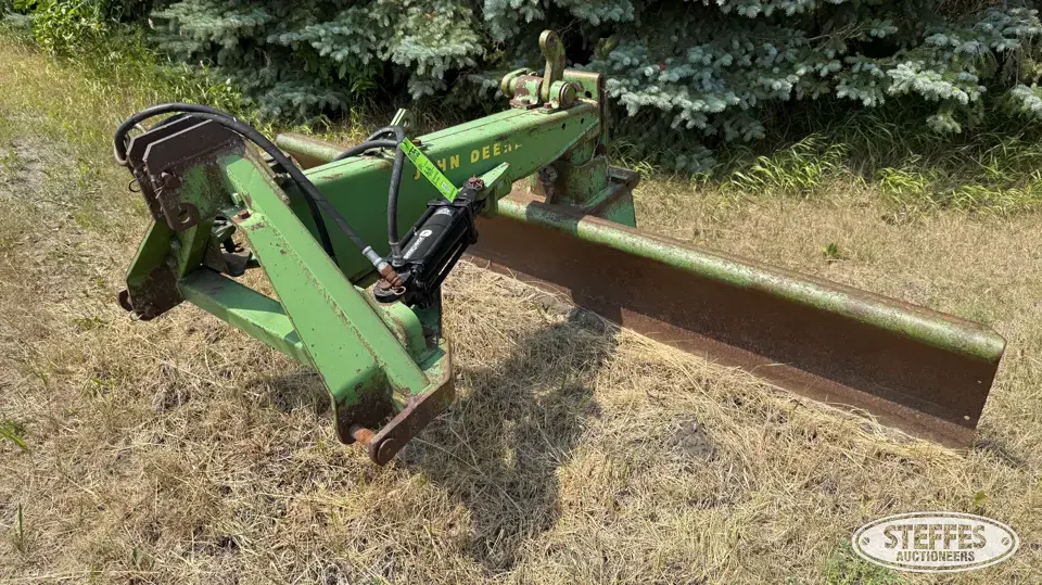 John Deere 115 Straight Blade
