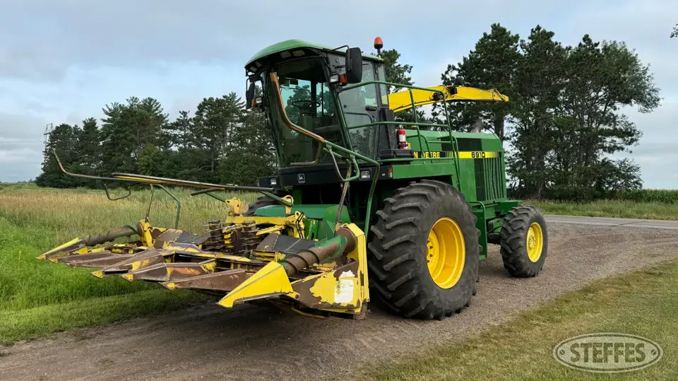 John Deere 6910 Forage Processing