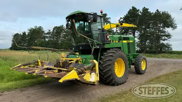 John Deere 6910
