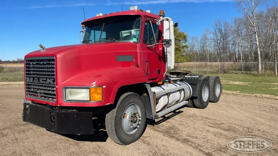2000 Mack CH613 Conventional Truck without Sleeper