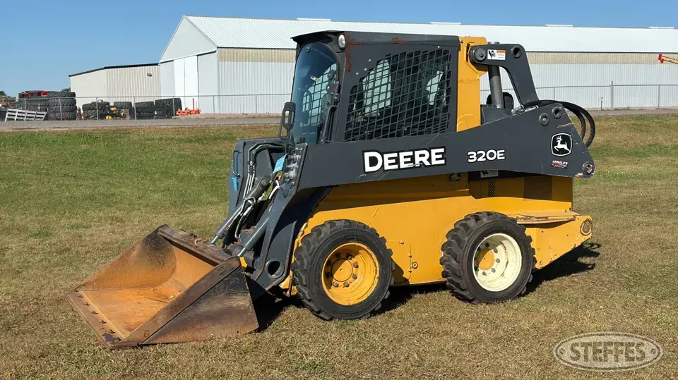 2014 Deere 320E Wheeled Skid Steer