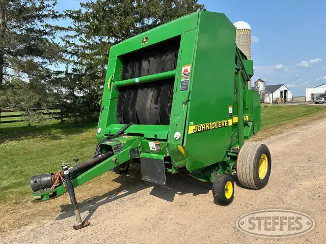 1999 John Deere 566