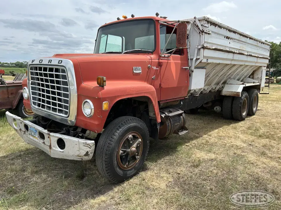 1977 Ford 800 Tandem Boxed Truck