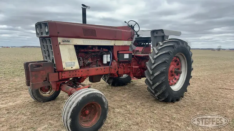 1974 Farmall 966 2WD Tractor