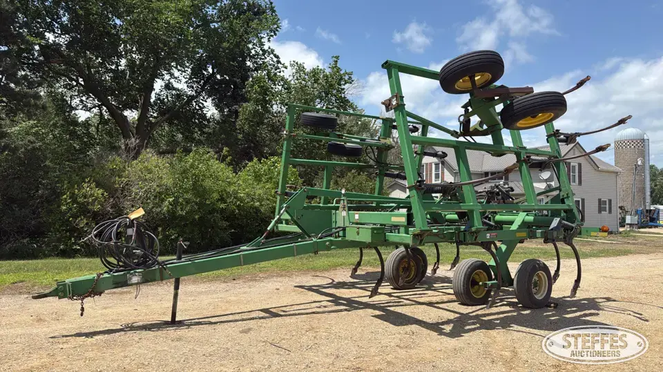 1999 John Deere 680 Chisel Plow