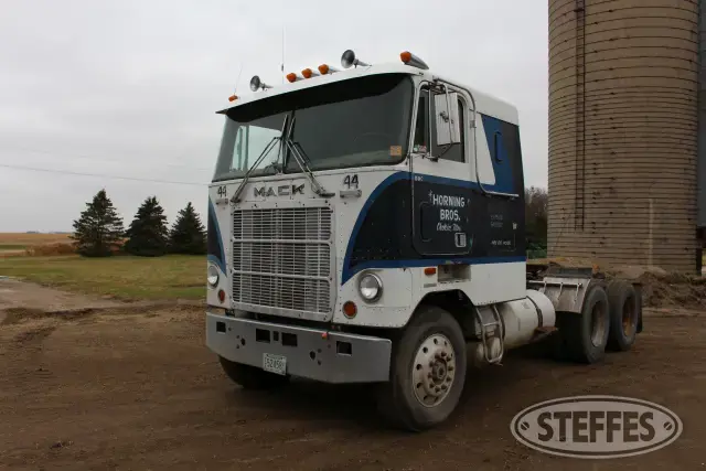 1977 Mack Cruiseliner
