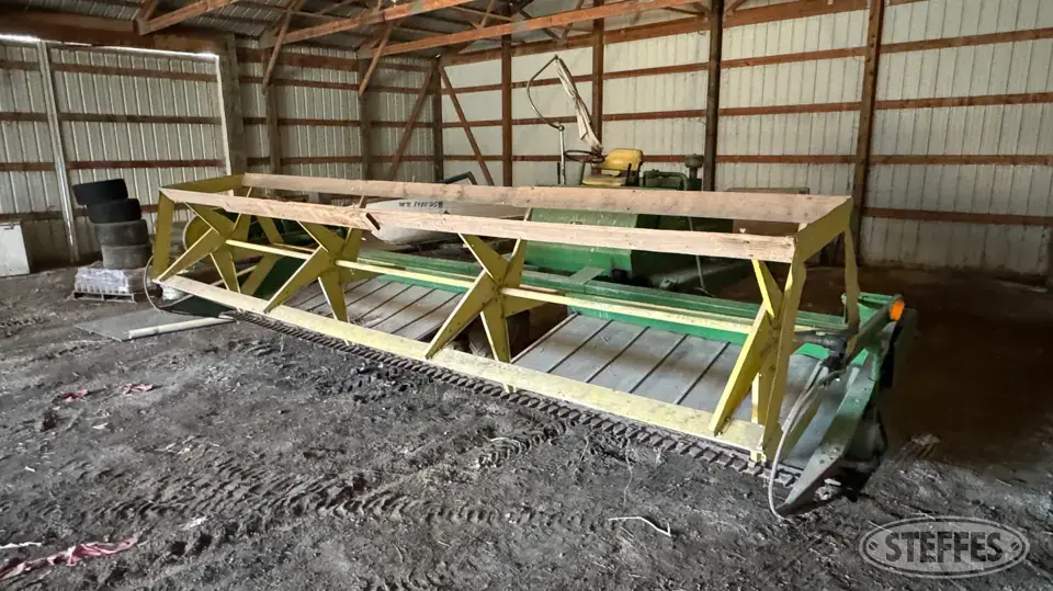 John Deere 800 Self-Propelled Swather