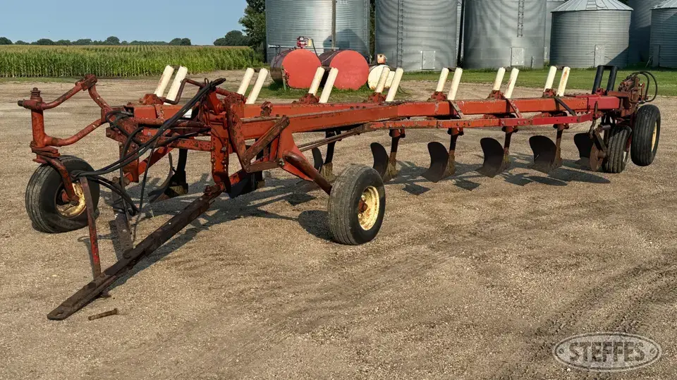 International 700 Plow