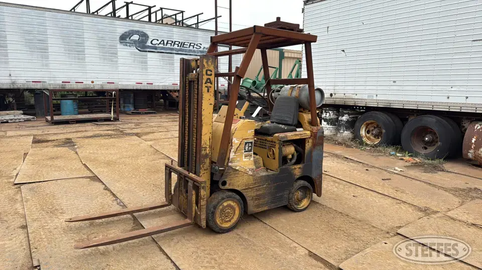 Towmotor 422S Warehouse Forklift