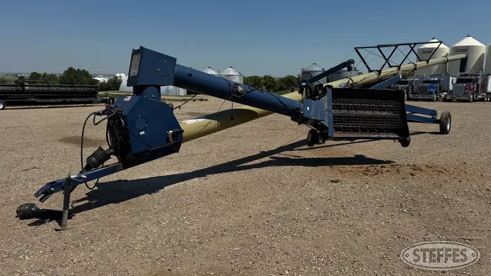 Harvest International H1382 Swing Hopper Auger