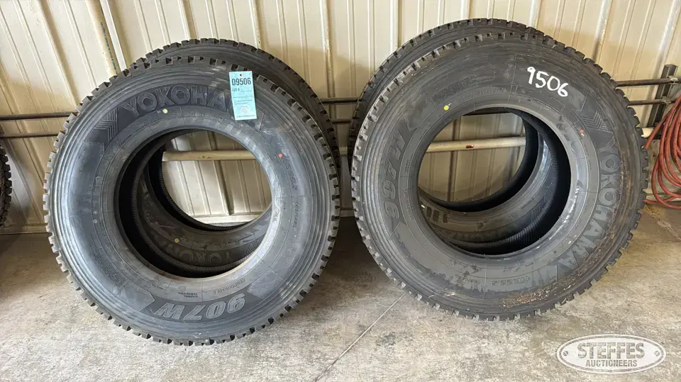 (4) Yokohama 907W 11R22.5 tires Truck Tire